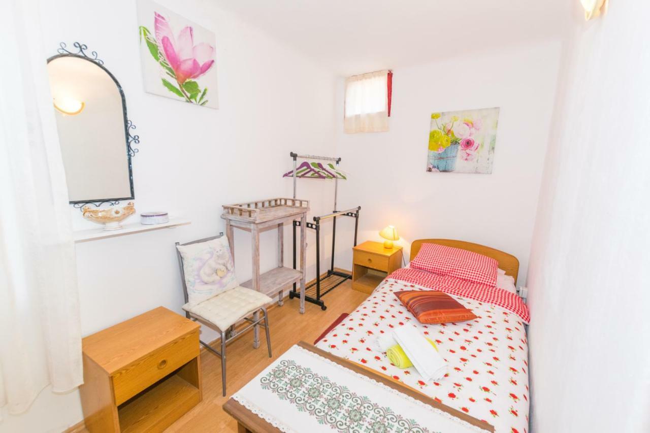 Beautiful Rustical Apt Ana In The Heart Of Rovinj Exterior photo
